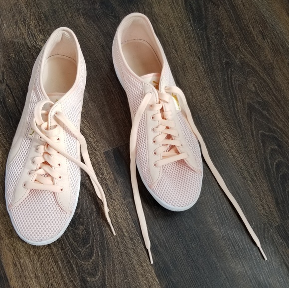 EUC Sz 11 Shell Pink Pumas with Gold Accents - Picture 3 of 5